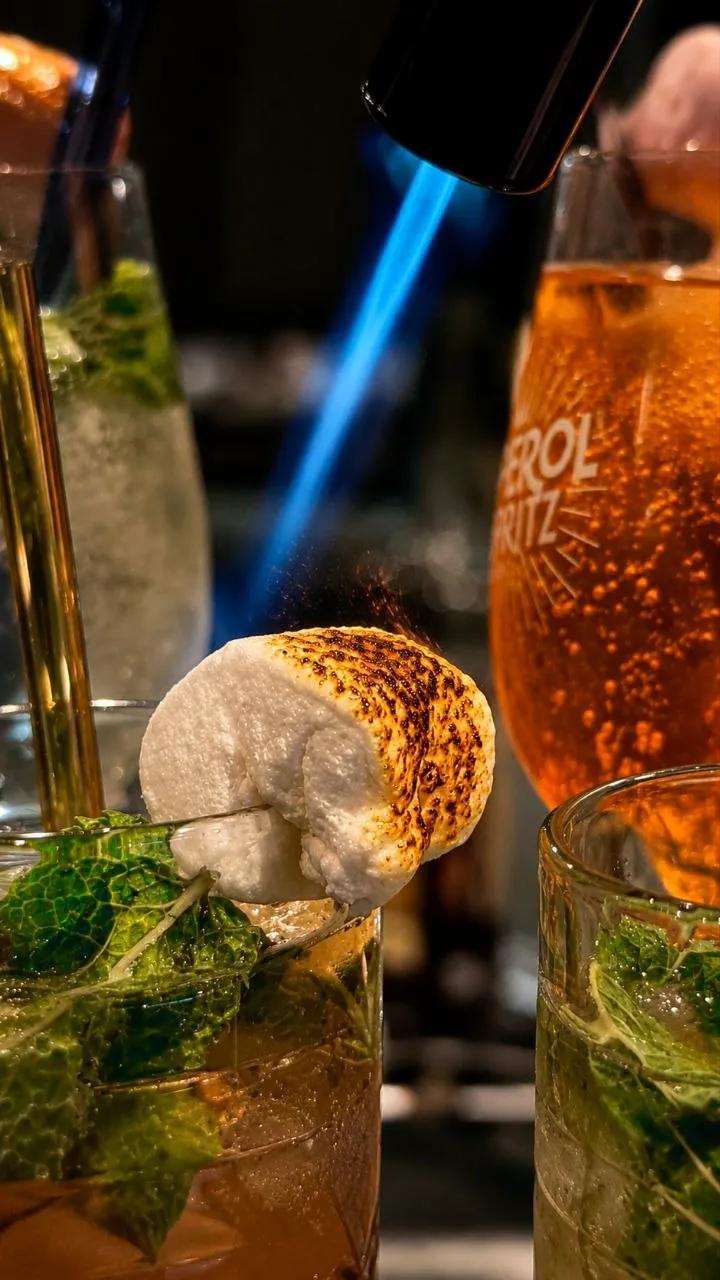Cocktails signature garnis de chamallow grillé chez BRASA