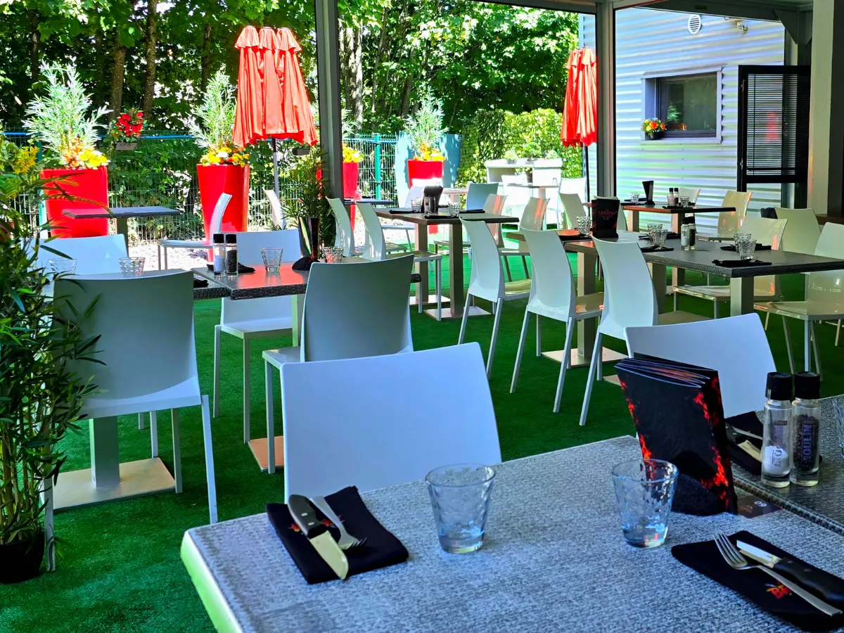 Terrasse extérieure du restaurant BRASA à Épinal