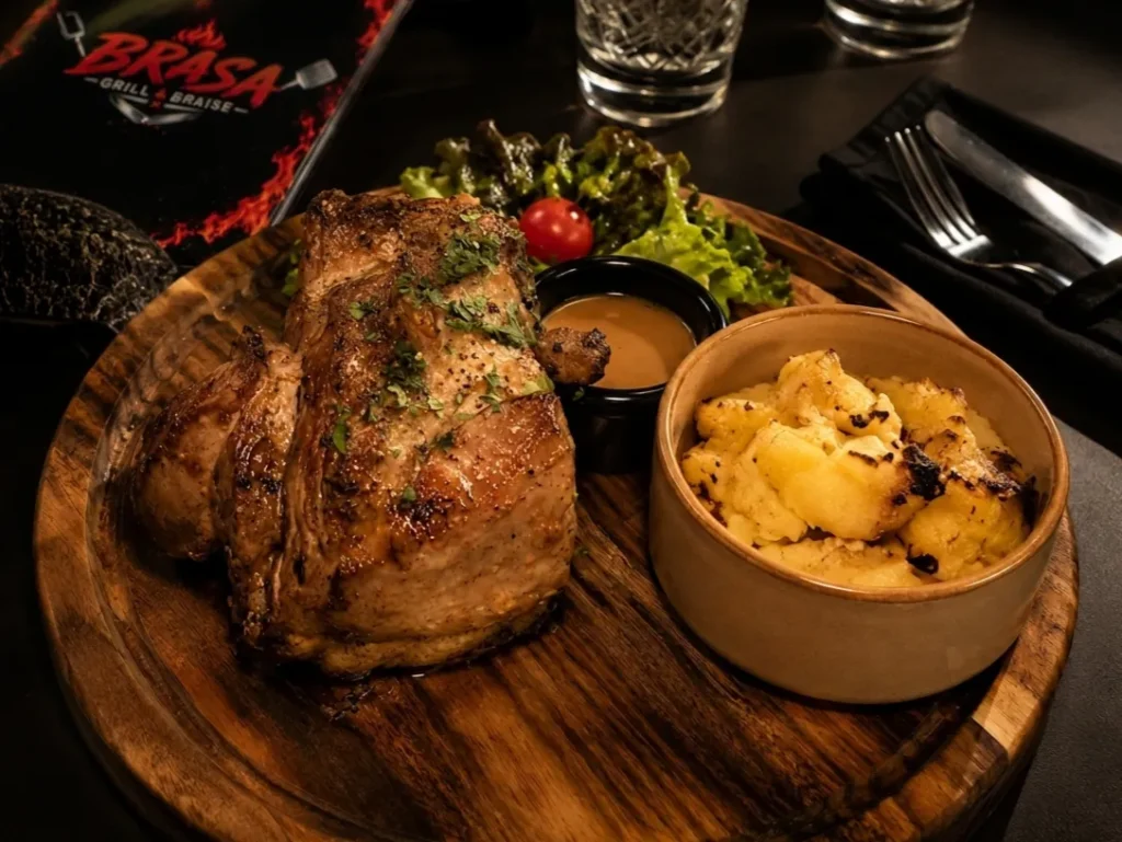 Côtes d'agneau grillées à la braise chez BRASA