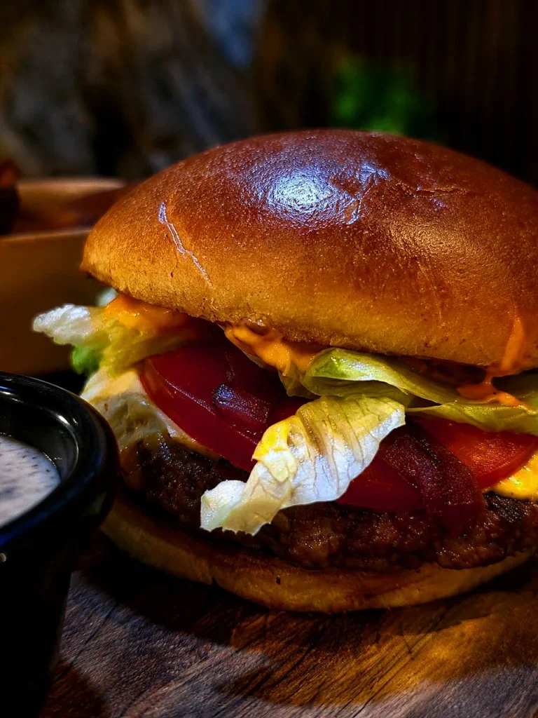 Burger maison au steak grillé à la braise chez BRASA