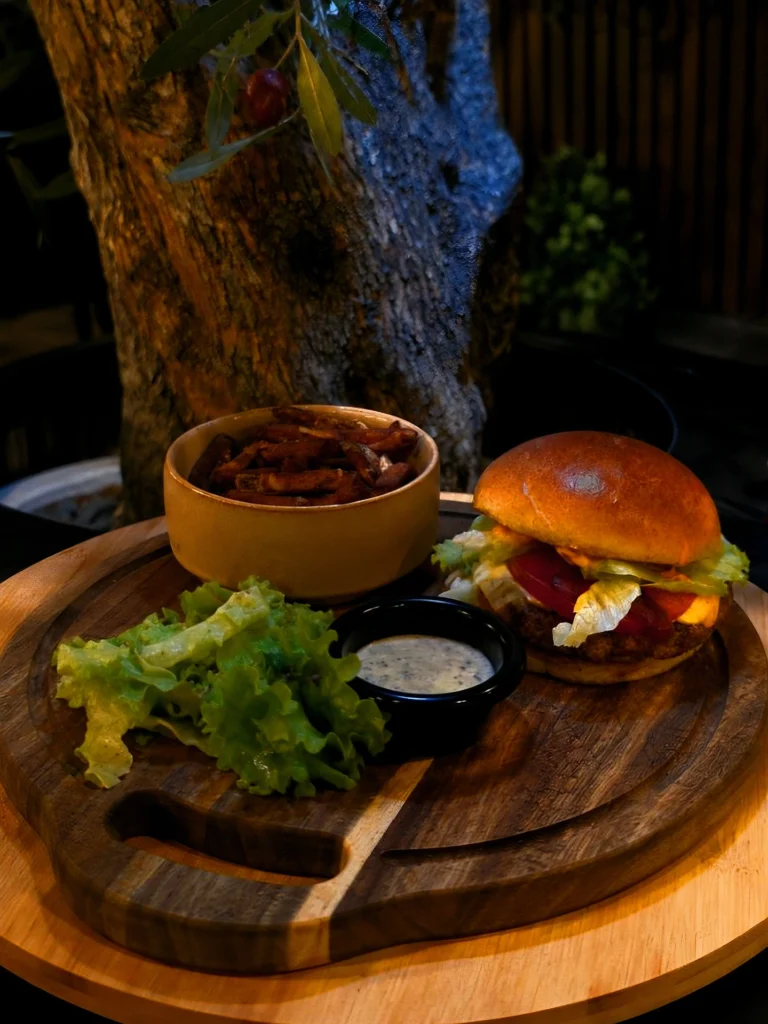 Planche burger et ses accompagnements servie chez BRASA