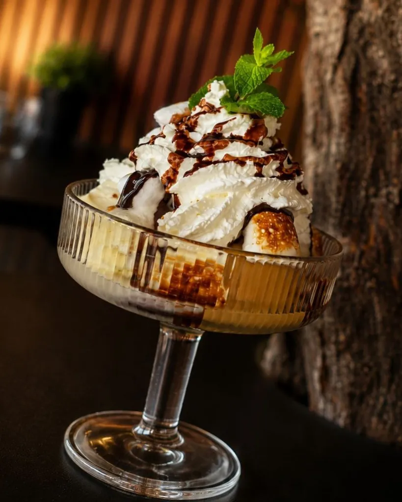 Coupe glacée aux chamallows grillés à la braise chez BRASA