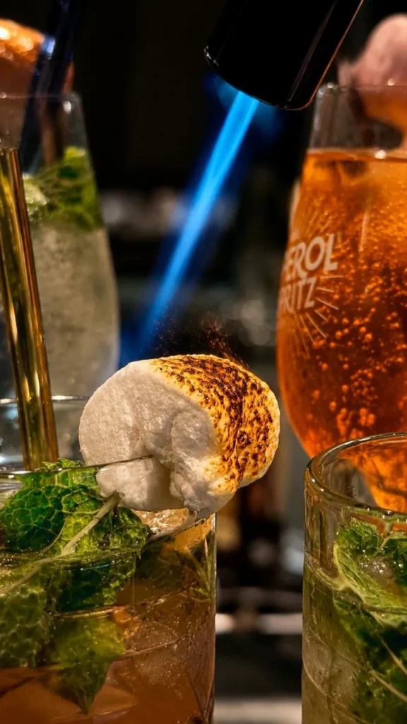 Cocktails signature garnis de chamallow grillé chez BRASA