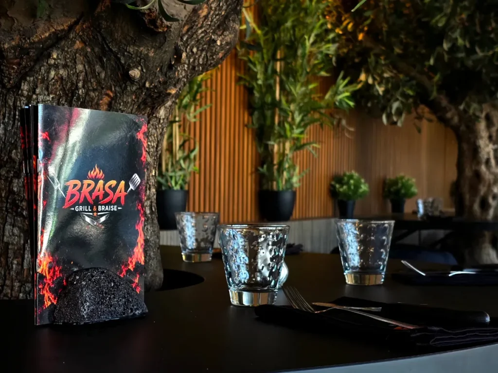Table dressée et carte du restaurant BRASA