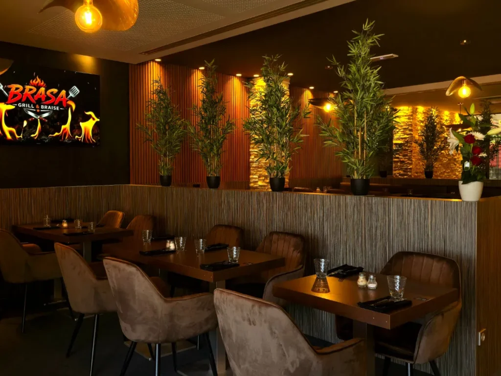 Ambiance intérieure et fauteuils du restaurant BRASA