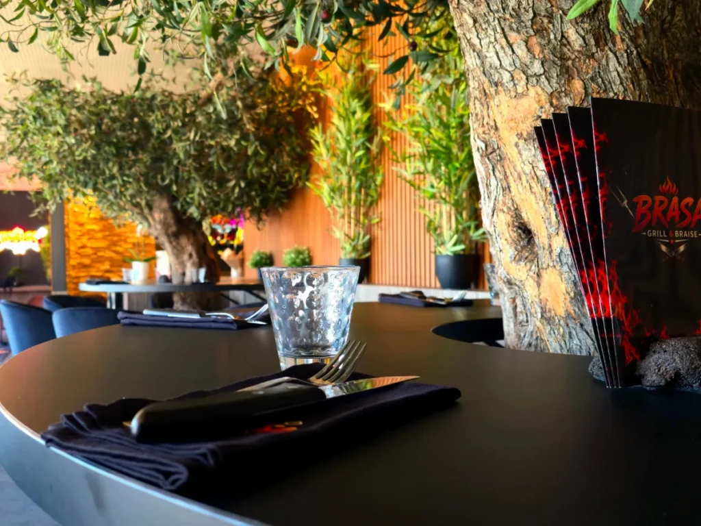 Coin salle sous les oliviers du restaurant BRASA