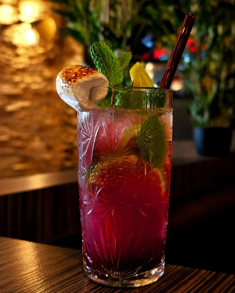 Mojito fraise préparé au bar du restaurant BRASA