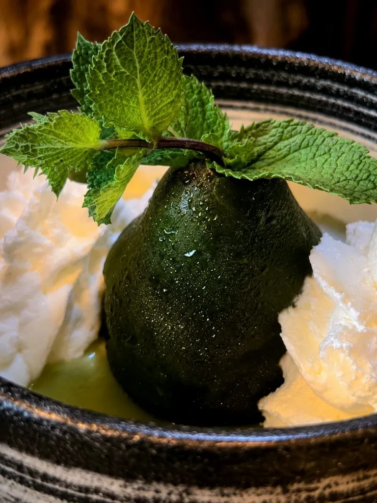 Dessert poire trompe-l'œil et glace maison chez BRASA