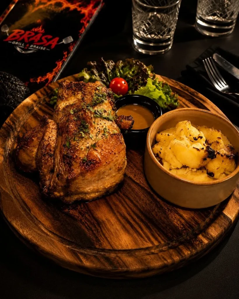 Poulet rôti à la braise servi sur planche chez BRASA